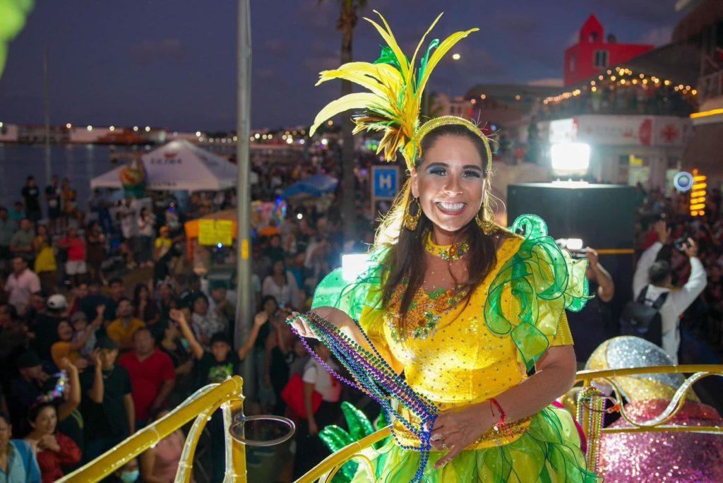 Mara Lezama vive la alegría del carnaval con cozumeleños