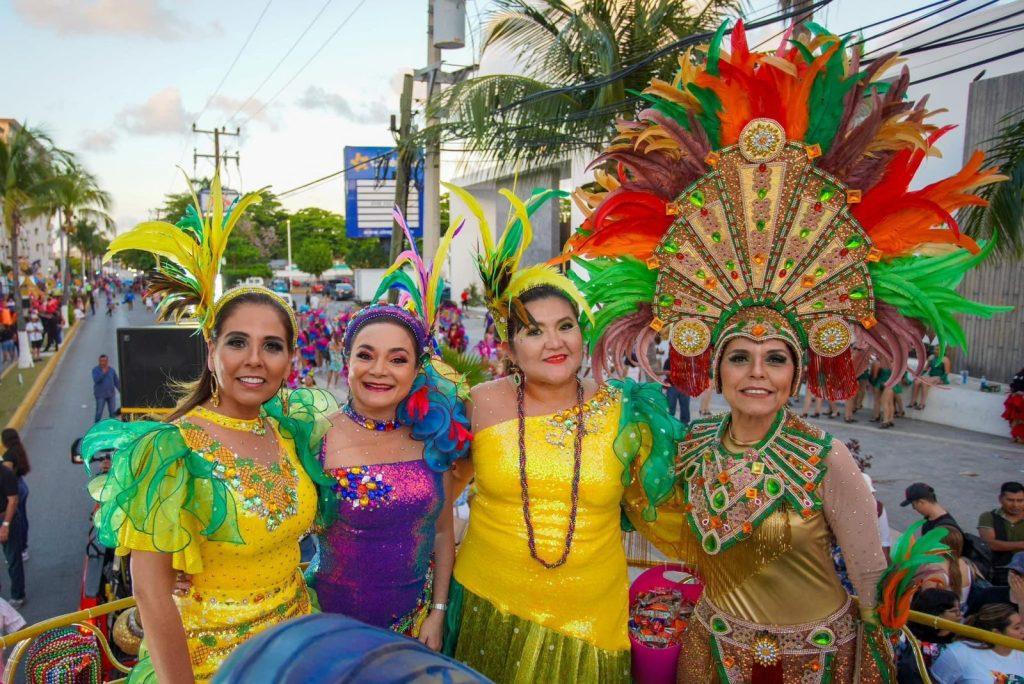 Mara Lezama vive la alegría del carnaval con cozumeleños