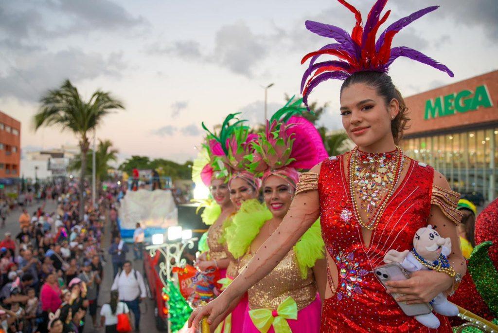 Mara Lezama vive la alegría del carnaval con cozumeleños 