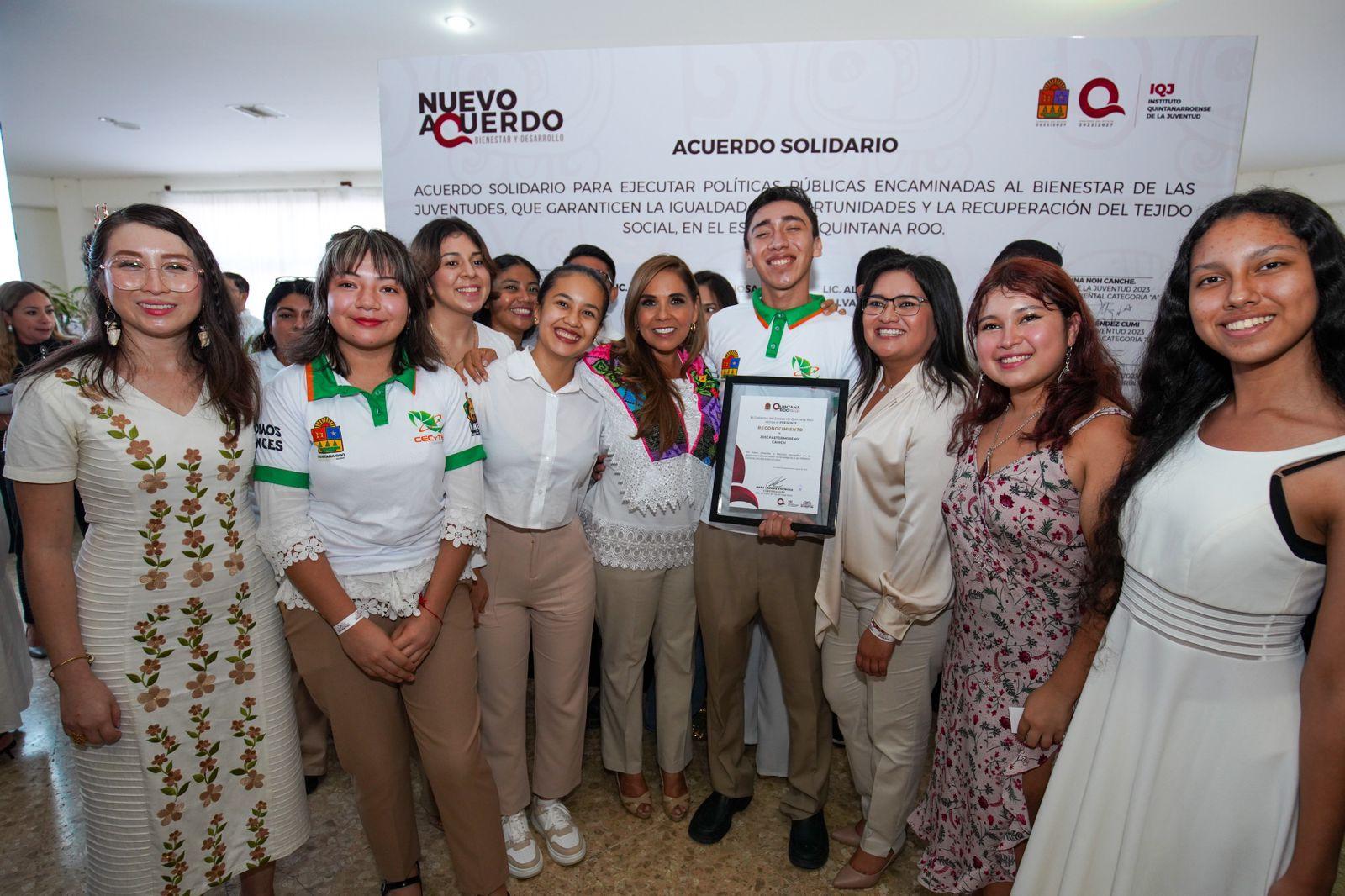 Mara Lezama entrega premio estatal