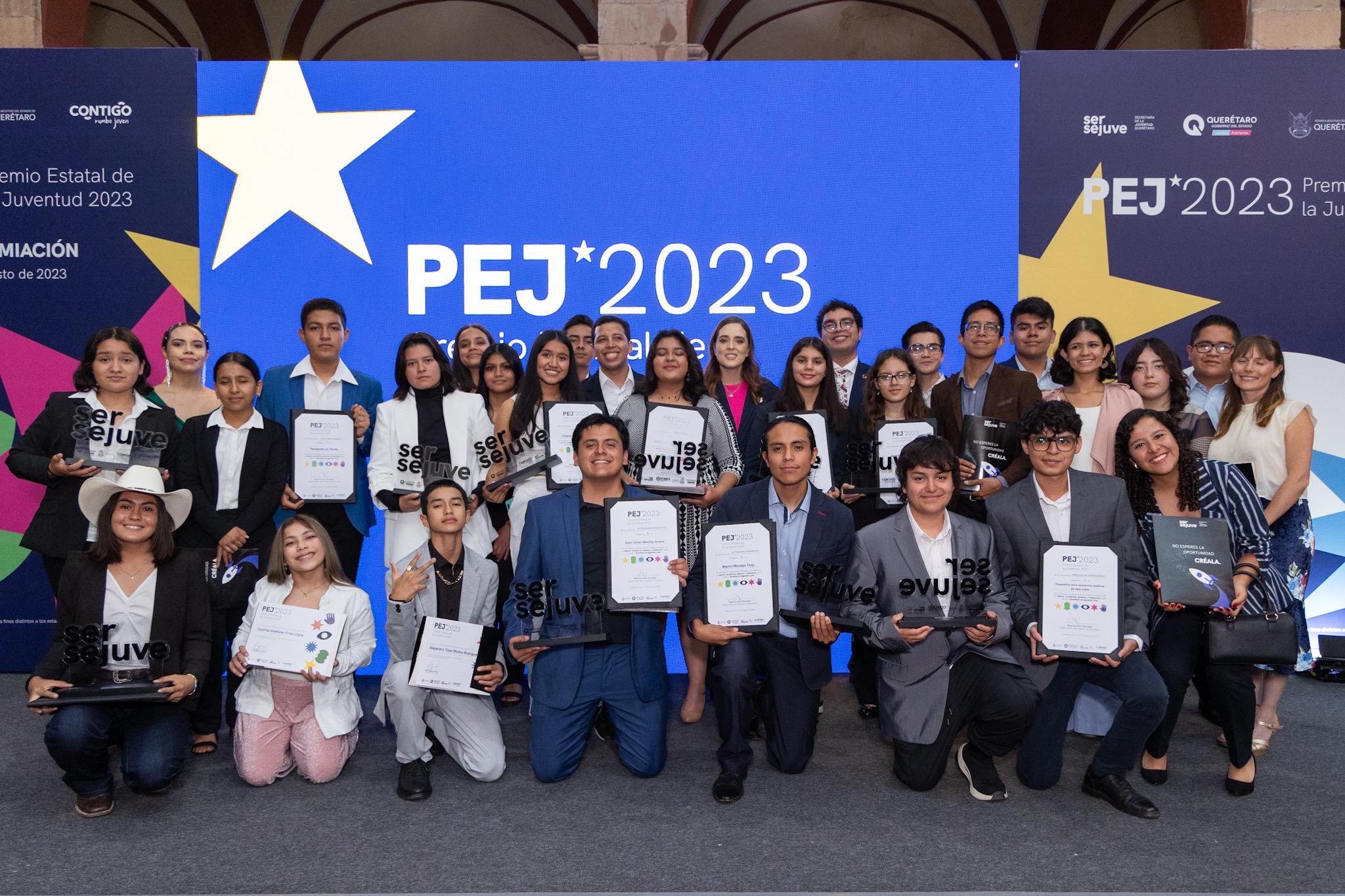 Entregan premio estatal