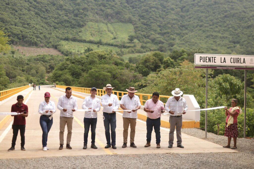 Inaugura Bedolla puente