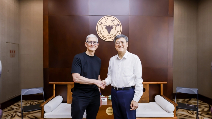 Tim Cook refuerza la apuesta de Apple en China con donativo millonario a universidad líder