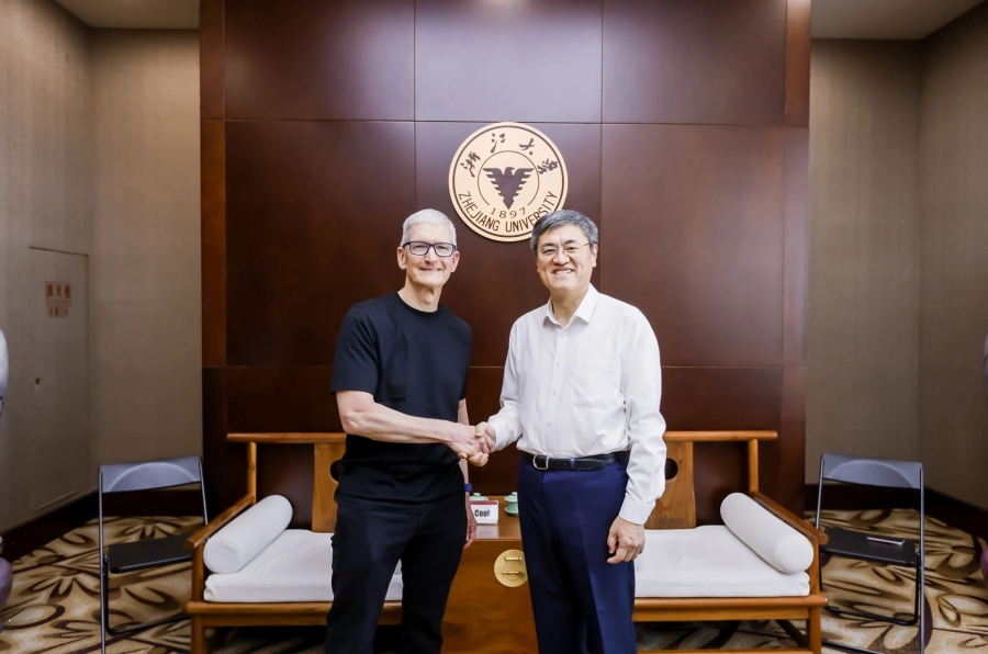 Tim Cook refuerza la apuesta de Apple en China con donativo millonario a universidad líder