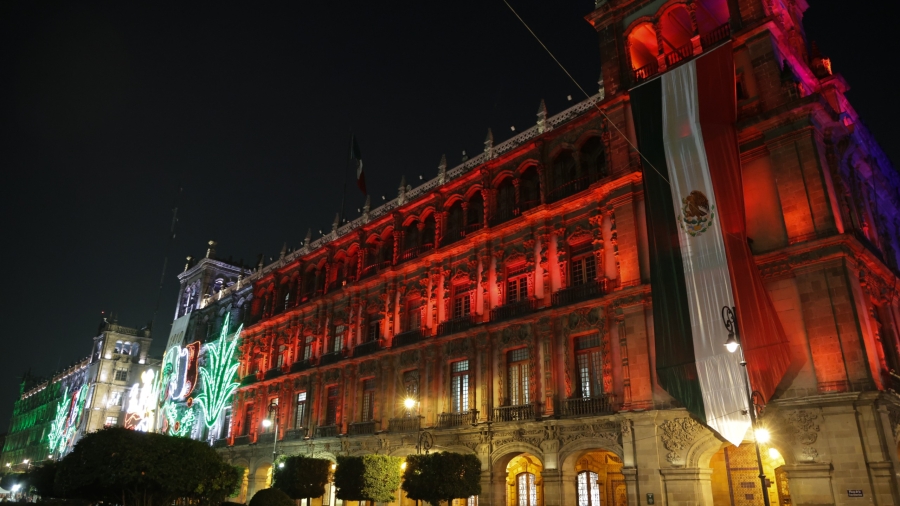 Clara Brugada enciende el alumbrado del 115 Aniversario de la Revolución con homenaje a las mujeres revolucionarias