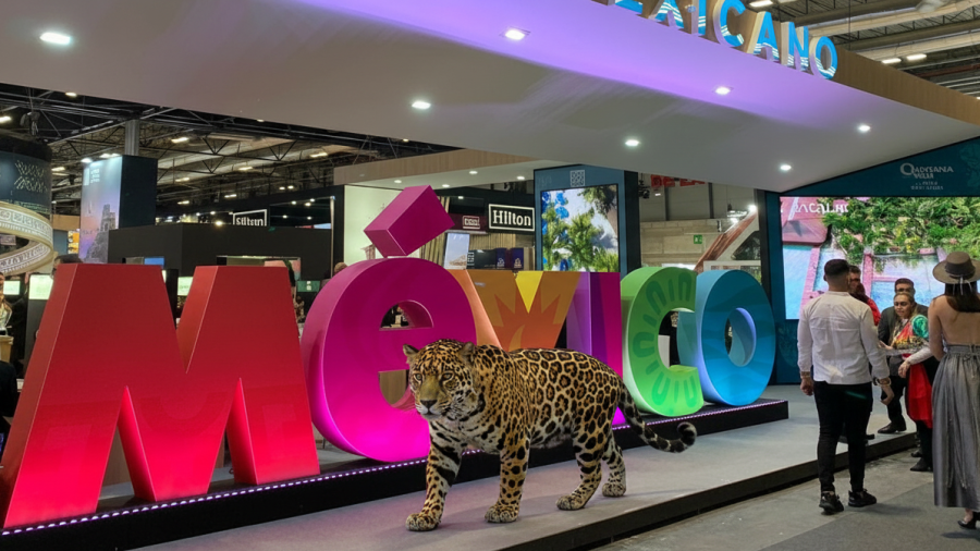 Firefly_Gemini Flash_una feria comercial, intensifica los colores, coloca un jaguar caminando por el stand 509423