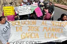 Ciudadanía de Peñamiller se moviliza y toma presidencia municipal; diputado Eric Silva acompaña protesta pacífica