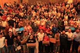 Leonor Mejía y Felifer Macías entregan 300 laptops para impulsar a emprendedores del programa «Conectados»