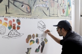 Muros desprendidos y mundos colapsados: El griego Theo Michael trae su arte «rupestre» al Museo de la Ciudad
