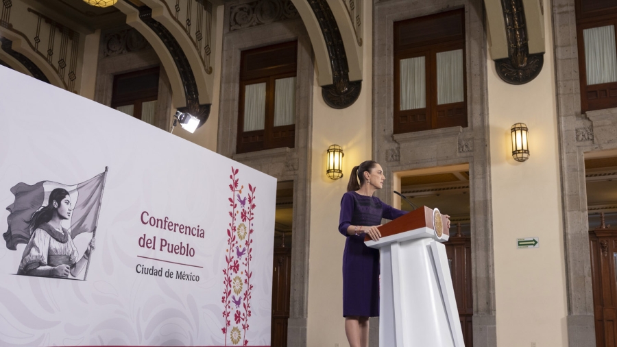 Cuauhtémoc, Ciudad de México, México, 24 de abril de 2026. 
La doctora Claudia Sheinbaum Pardo, presidenta Constitucional de los Estados Unidos Mexicanos en Conferencia de prensa matutina “Conferencia del Pueblo” en el Salón Tesorería de Palacio Nacional. La acompañan Josefina Rodríguez Zamora, secretaria de Turismo y Bulmaro Juárez Pérez, divulgador de lenguas originarias, presentador de la sección “Suave Patria”. 
Foto: Gabriel Monroy / Presidencia