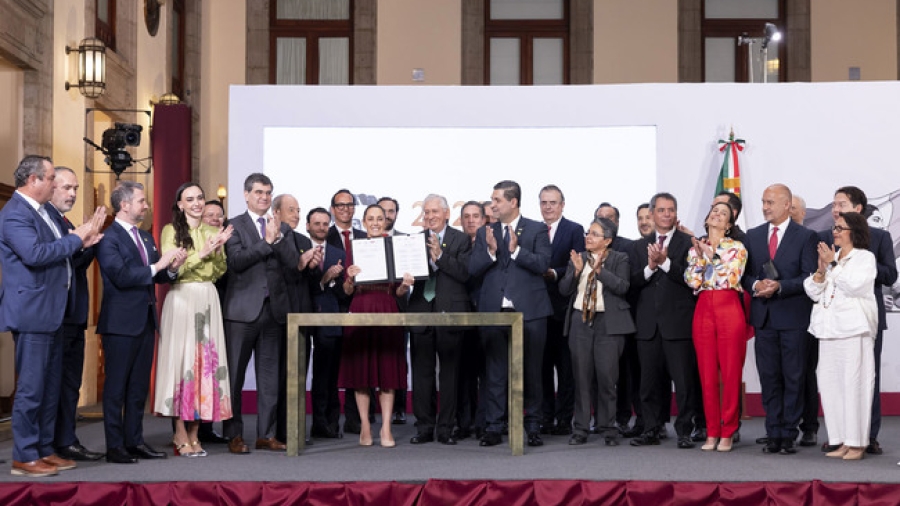 Cuauhtémoc, Ciudad de México. 29 de abril 2026. La presidenta constitucional de los Estados Unidos Mexicanos, la Doctora Claudia Sheinbaum Pardo en conferencia de prensa matutina en el salón de la Tesorería de Palacio Nacional. La acompañan: Raquel Buenrostro, Secretaria Anticorrupción y de Buen Gobierno; Marcelo Ebrard Casaubon, secretario de Economía; Edgar Amador, secretario de Hacienda; Luz Elena González Escobar, secretaria de Energía; Jesús Antonio Esteva Medina, secretario de Infraestructura, Comunicaciones y Transportes; Mario Delgado Carrillo, secretario de Educación Pública; Alejandro Encinas Nájera, subsecretario de Buen Gobierno; Luis Rosendo Gutiérrez, subsecretario de Comercio Exterior de la Secretaría de Economía; Andrés Lajous Loaeza, director general de la Agencia Reguladora del Transporte Ferroviario (ARTF); Martí Batres Guadarrama, director general del Instituto de Seguridad y Servicios Sociales de los Trabajadores del Estado (ISSSTE); Efraín Morales López, Director General de la Comisión Nacional del Agua (CONAGUA); Víctor Rodríguez Padilla, director de Petróleos Mexicanos (PEMEX); Emilia Calleja Alor, directora general de la Comisión Federal de Electricidad (CFE); Cuitláhuac García Jiménez, director General del CENAGAS; Octavio Romero Oropeza, director General del INFONAVIT; Altagracia Gómez, coordinadora del Consejo Asesor Empresarial; Sergio de la Maza Jiménez, presidente de la Canacero; Carlos Ramírez Capó, presidente de la Cámara Nacional de la Industria de Desarrollo y  Promoción de Vivienda y Luis Rafael Méndez Jared, presidente Nacional de la Cámara Mexicana de la Industria de la Construcción. Foto: Gabriel Moroy/Presidencia