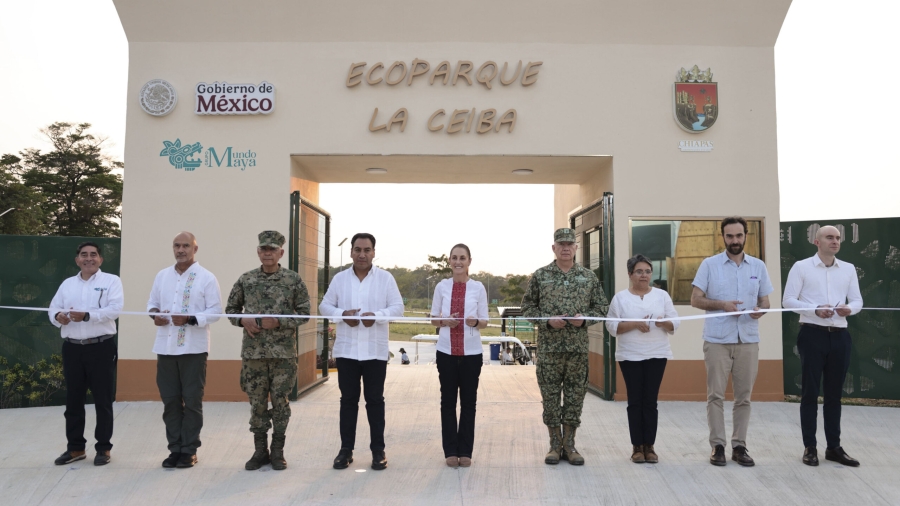 Palenque, Chiapas, México, 1º de mayo de 2026.
La doctora Claudia Sheinbaum Pardo, presidenta Constitucional de los Estados Unidos Mexicanos en Inauguración del Ecoparque “La Ceiba”. La acompañan Héctor Tonatiuh Velasco Bernal, director de Grupo Mundo Maya; Jesús Antonio Esteva Medina, secretario de Infraestructura, Comunicaciones y Transportes; Raymundo Pedro Morales Ángeles, secretario de Marina (Semar); Eduardo Ramírez Aguilar, gobernador Constitucional del Estado de Chiapas; Ricardo Trevilla Trejo, secretario de la Defensa Nacional (Sedena); Raquel Buenrostro Sánchez, secretaria Anticorrupción y de Buen Gobierno; Andrés Lajous Loaeza, director general de la Agencia Reguladora del Transporte Ferroviario y Carlos Torres Rosas, secretario técnico del Gabinete de la Presidencia y coordinador general de Programas para el Bienestar.
Foto: Gabriel Monroy / Presidencia