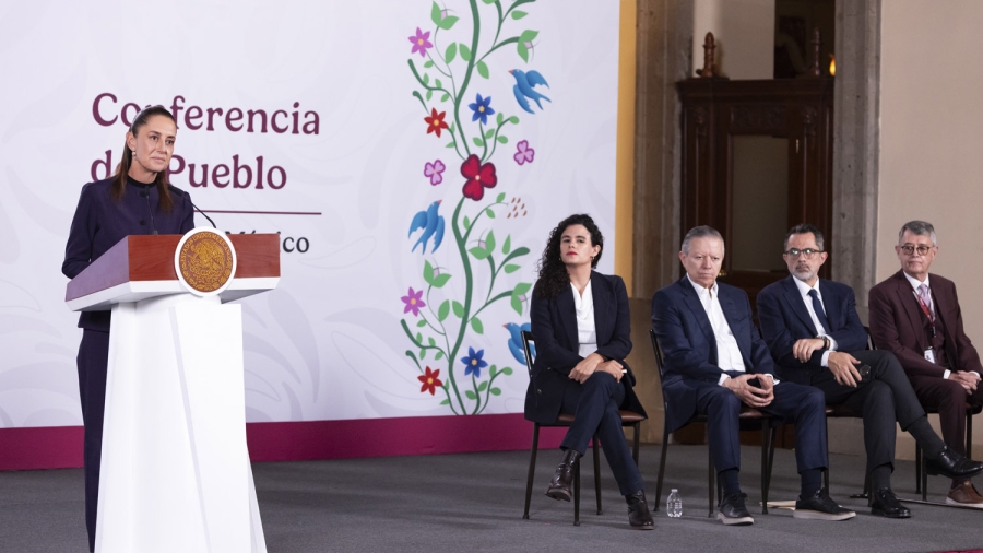 Cuauhtémoc, Ciudad de México. 18 de mayo 2026. La presidenta constitucional de los Estados Unidos Mexicanos, la Doctora Claudia Sheinbaum Pardo en conferencia de prensa matutina en el salón de la Tesorería de Palacio Nacional. La acompañan: Iván Escalante, Procurador Federal del Consumidor (Profeco); Luisa María Alcalde, consejera jurídica del Ejecutivo; Arturo Saldivar, coordinador de Política y Gobierno de la Presidencia; Alfonso Suárez del Real, asesor político de la Coordinación de Comunicación Social. Federal. Foto: Juan Carlos Ramos Mamahua /Presidencia