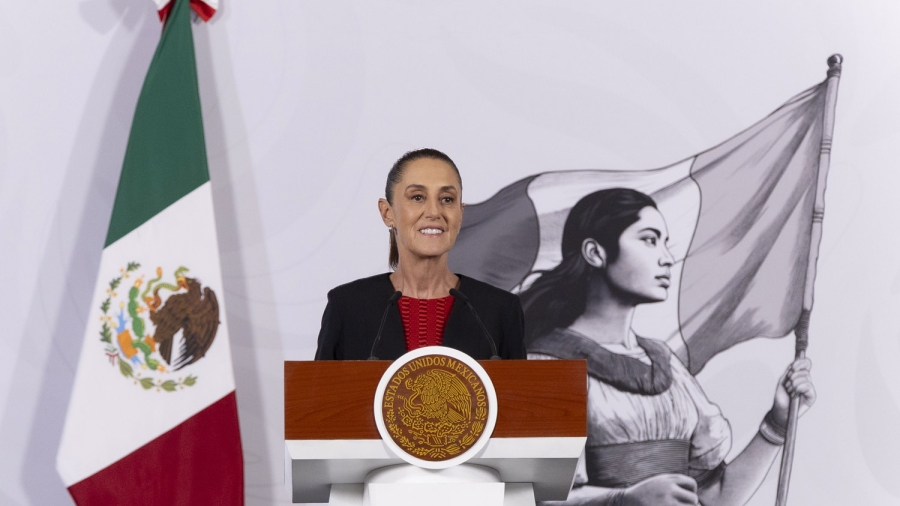 Cuauhtémoc, Ciudad de México, México, 21 de mayo de 2026.
La doctora Claudia Sheinbaum Pardo, presidenta Constitucional de los Estados Unidos Mexicanos en Conferencia de prensa matutina “Conferencia del Pueblo” en el Salón Tesorería de Palacio Nacional. La acompañan Mario Delgado Carrillo, secretario de Educación Pública; Luisa María Alcalde Luján, Consejera Jurídica del Ejecutivo Federal; Angélica Noemí Juárez Pérez, Subsecretaria de Educación Básica y encargada de la sección “Mujeres en la Historia” y Julio César León Trujillo, coordinador nacional de Becas para el Bienestar.
Foto: Juan Carlos Buenrostro / Presidencia