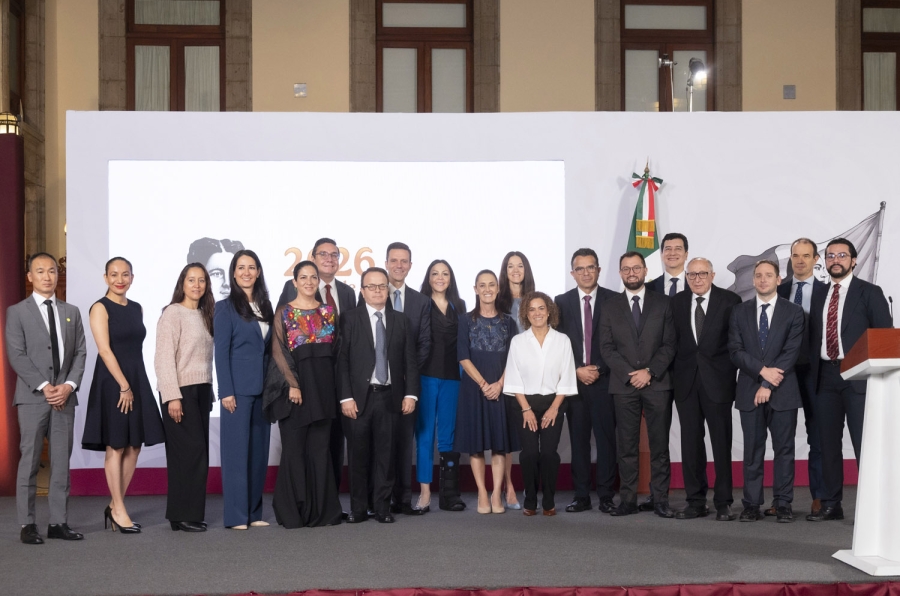 Cuauhtémoc, Ciudad de México, México, 28 de mayo de 2026.
La doctora Claudia Sheinbaum Pardo, presidenta Constitucional de los Estados Unidos Mexicanos en conferencia de prensa matutina “Conferencia del Pueblo”, en el Salón Tesorería de Palacio Nacional. La acompañan David Kershenobich Stalnikowitz, secretario de Salud; Eduardo Clark, subsecretario de Integración y desarrollo del sector salud; Angélica Noemí Juárez Pérez, Subsecretaria de Educación Básica y encargada de la sección “Mujeres en la Historia”; Miguel Ángel Elorza Vásquez, coordinador de Infodemia y representantes empresariales de la industria farmaceutica: ABBOTT, BRISTOL MYER SQUIB, Laboratoris Kener, Grupo Neolpharma, Opella, Laboratorios Liomont, Sanofi y Bayer México. 
Foto: Saúl López / Presiodencia