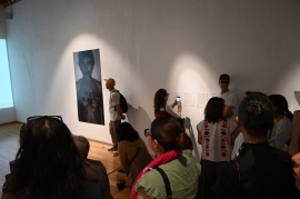 “Yo ya estoy muerto”: El artista Walter Cruz se desnuda conceptualmente en su nueva exposición en el MACQ