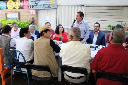 César Gutti asiste al desayuno panorámico