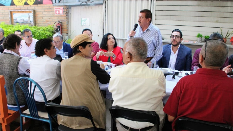 César Gutti asiste al desayuno panorámico