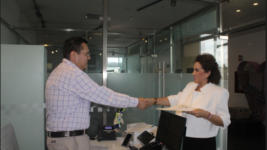 Adriana Meza presenta exhorto