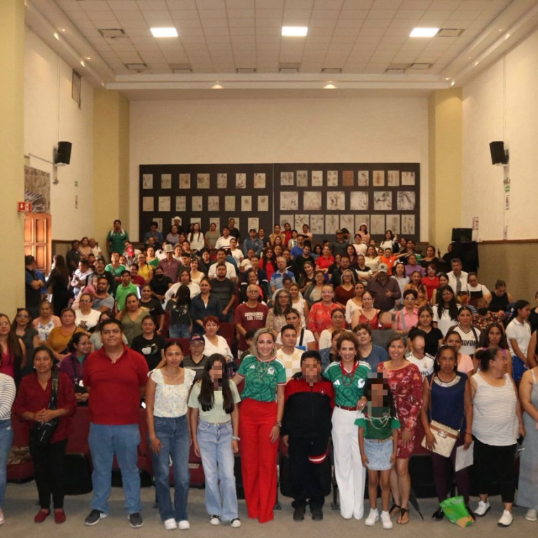 Cerrando la brecha digital: Adriana Meza entrega 148 computadoras a jóvenes de San Juan del Río