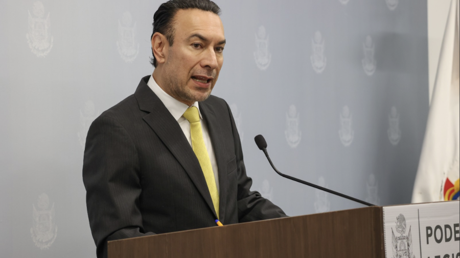 Arturo Maximiliano ingresa iniciativa de Ley de Voluntad Anticipada