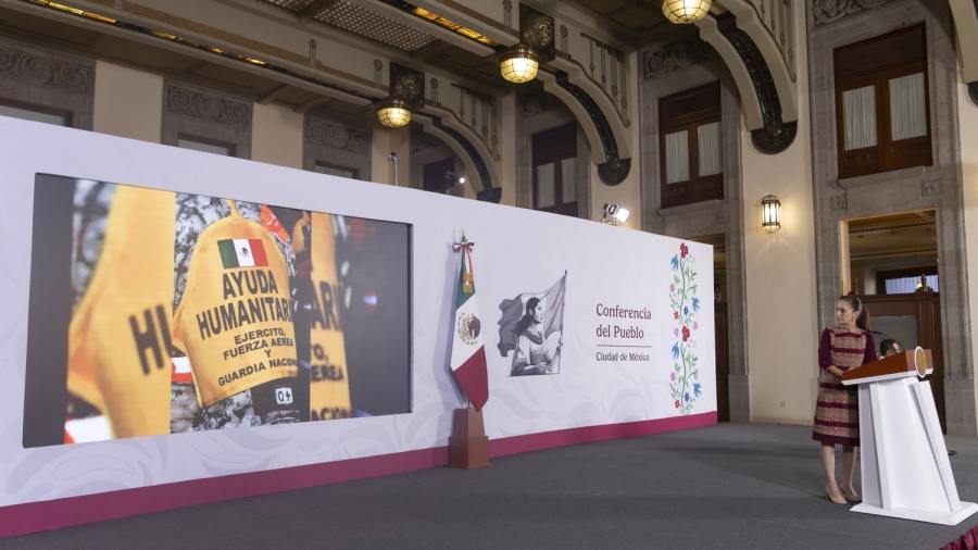 Cuauhtémoc, Ciudad de México, México, 26 de junio de 2026.
La doctora Claudia Sheinbaum Pardo, presidenta Constitucional de los Estados Unidos Mexicanos en conferencia de prensa matutina, “Conferencia del Pueblo” desde el Salón Tesorería de Palacio Nacional. La acompaña Claudia Curiel de Icaza, secretaria de Cultura y Bulmaro Juárez Pérez, divulgador de lenguas originarias, presentador de la sección “Suave Patria”.
Foto: Juan Carlos Buenrostro / Presidencia
