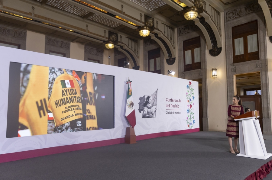 Cuauhtémoc, Ciudad de México, México, 26 de junio de 2026.
La doctora Claudia Sheinbaum Pardo, presidenta Constitucional de los Estados Unidos Mexicanos en conferencia de prensa matutina, “Conferencia del Pueblo” desde el Salón Tesorería de Palacio Nacional. La acompaña Claudia Curiel de Icaza, secretaria de Cultura y Bulmaro Juárez Pérez, divulgador de lenguas originarias, presentador de la sección “Suave Patria”. 
Foto: Juan Carlos Buenrostro / Presidencia