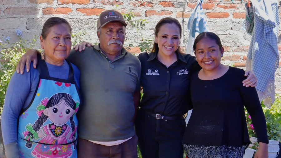 Tania Ruíz acerca servicios a habitantes de San Juan del Río