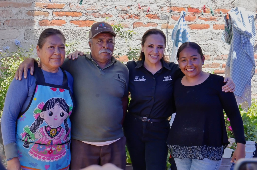 Tania Ruíz acerca servicios a habitantes de San Juan del Río