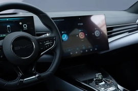 Automóvil eléctrico de marca china cargando en una estación pública en México