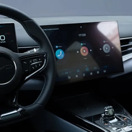 Automóvil eléctrico de marca china cargando en una estación pública en México