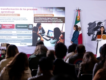 La Presidenta de México analiza las diapositivas sobre el impacto de los aparatos móviles en las infancias