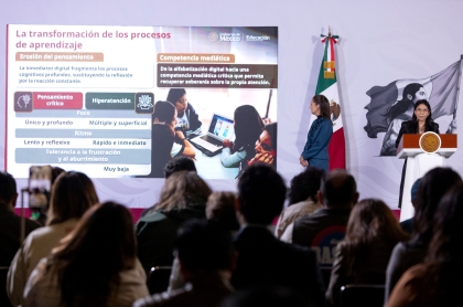 La Presidenta de México analiza las diapositivas sobre el impacto de los aparatos móviles en las infancias