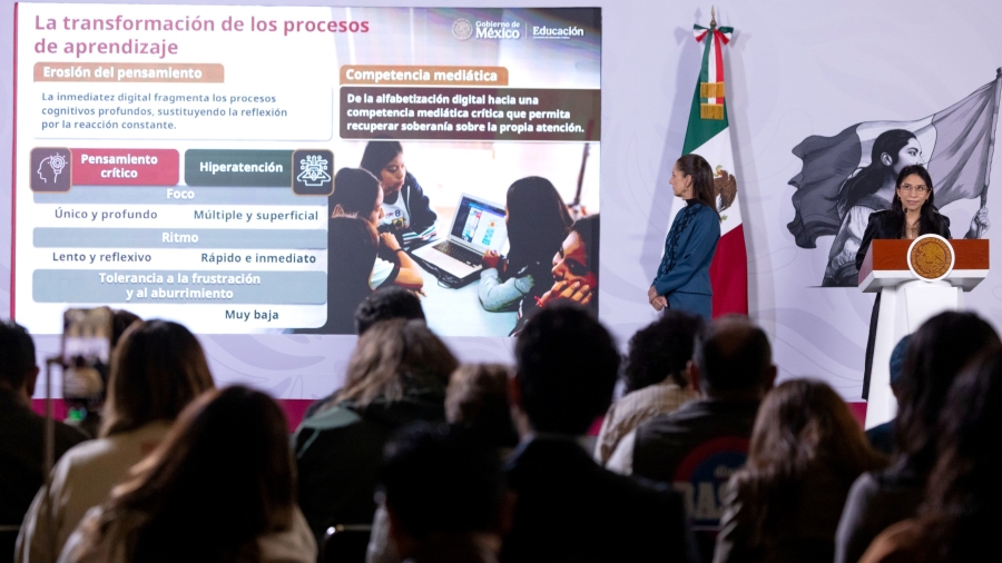 La Presidenta de México analiza las diapositivas sobre el impacto de los aparatos móviles en las infancias
