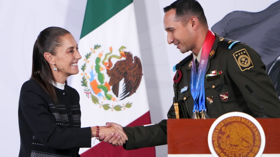 La Presidenta de México saluda a u deportista campeón y medallista
