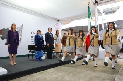 La Presidenta Claudia Sheinbaum en los Honores a la Bandera durante su visita a la institución educativa