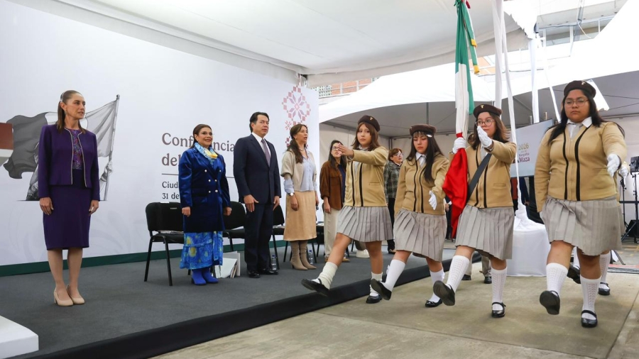 La Presidenta Claudia Sheinbaum en los Honores a la Bandera durante su visita a la institución educativa