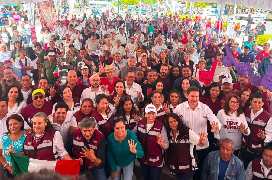 Políticas y Políticos del Partido morena alfinalizar la asamblea convocada en el jardín de la familia