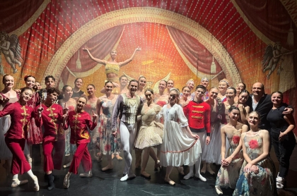 Ana Elia Lira posa junto a sus compañeras y compañeros de la puesta en escena