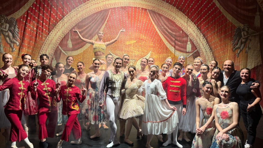 Ana Elia Lira posa junto a sus compañeras y compañeros de la puesta en escena