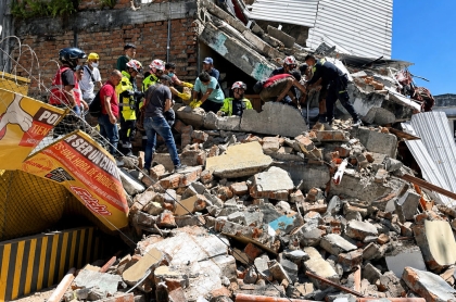 Sismo de 7.4 deja al menos 169 muertos; continúan los rescates
