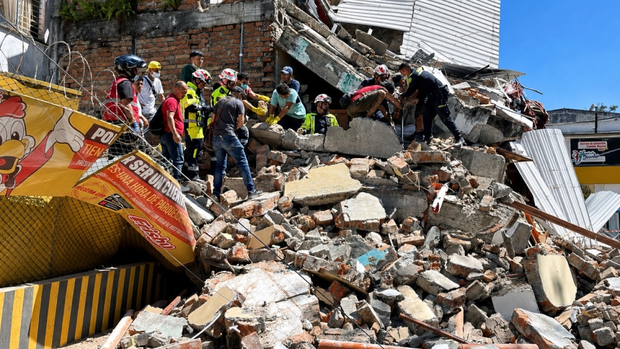 Sismo de 7.4 deja al menos 169 muertos; continúan los rescates