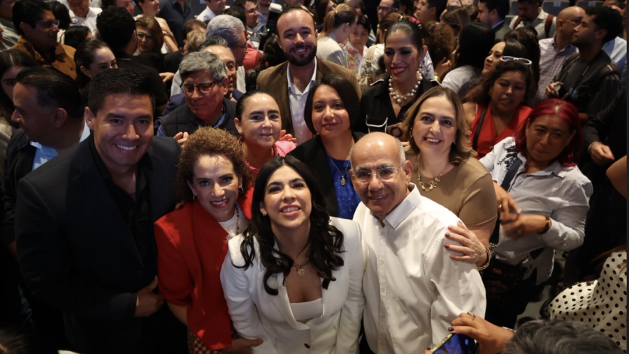 Diputada local durante su informe de actividades legislativas en el Teatro Metropolitano de Querétaro.