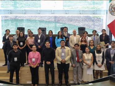 Jóvenes finalistas del Concurso Estatal de Oratoria en la tribuna del Congreso del Estado de Querétaro.