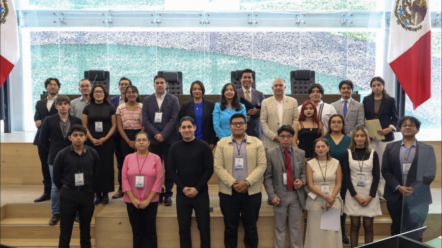 Jóvenes finalistas del Concurso Estatal de Oratoria en la tribuna del Congreso del Estado de Querétaro.