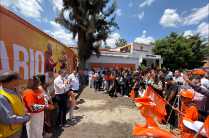 Paul Ospital junto a sus invitados especiales hablan con el publico asistente sobre los beneficios que ofrecerán