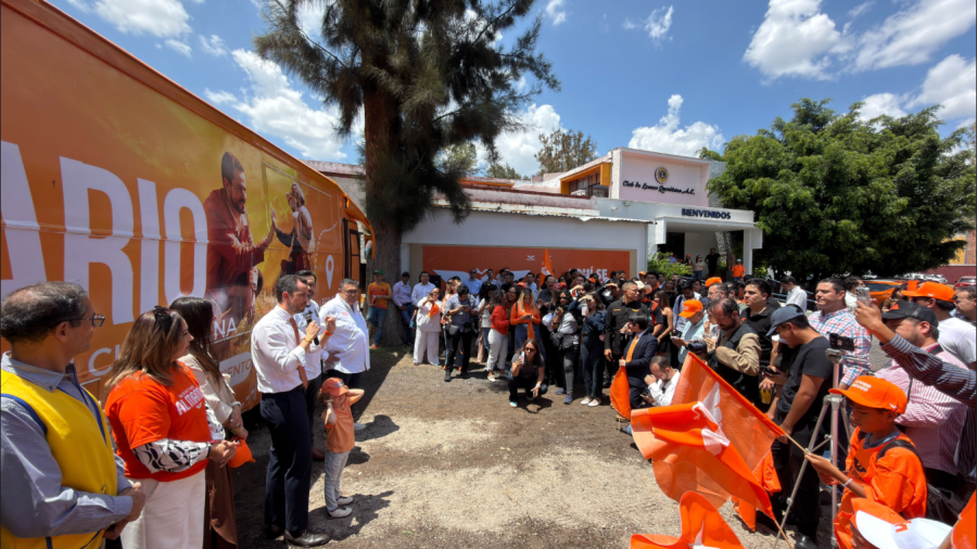 Paul Ospital junto a sus invitados especiales hablan con el publico asistente sobre los beneficios que ofrecerán