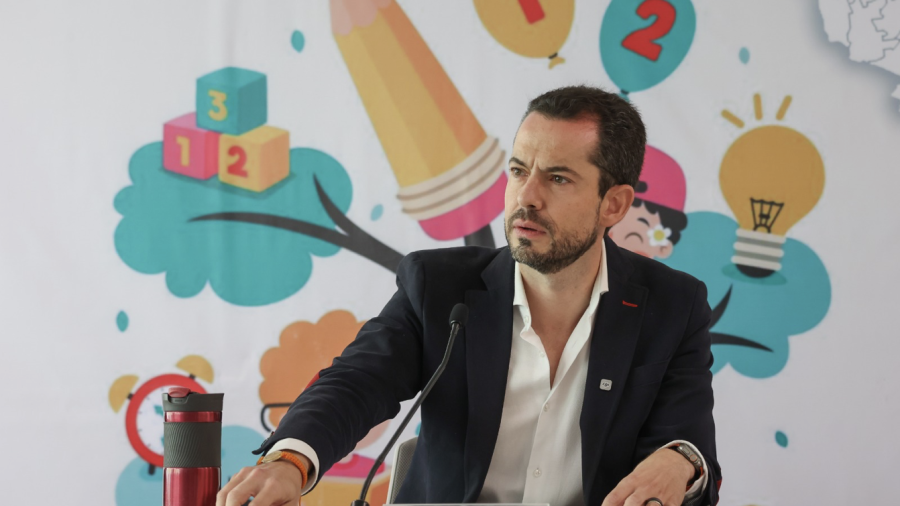 Paul Ospital escuchando los argumentos durante la discusión en la comisión de educación del Congreso de Querétaro