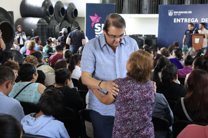 El diputado local Guillermo Vega en dialogo con ciudadana de San Juan del Río