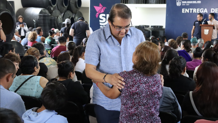 El diputado local Guillermo Vega en dialogo con ciudadana de San Juan del Río